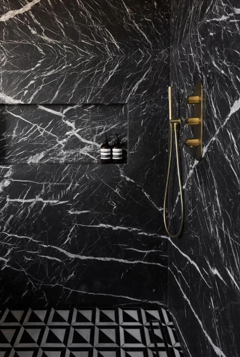 Marbre Nero Marquina dans une douche