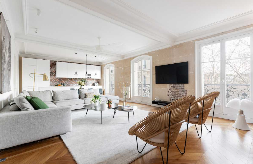aménagement appartement haussmannien, mur en brique et sol chevrons