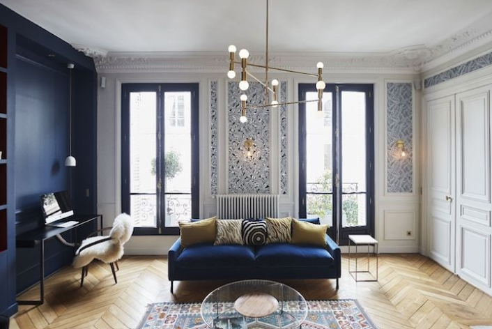 appartement haussmannien sol chevrons et murs bleu foncé