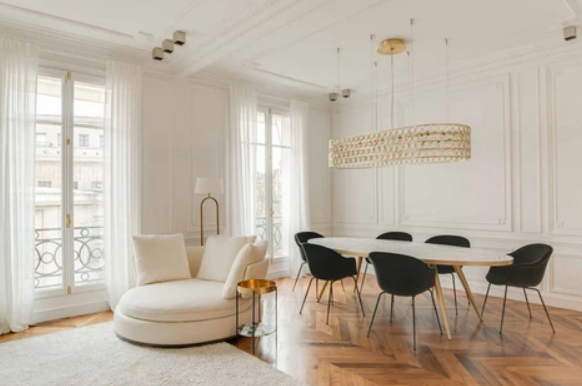 appartement parisien rénové dans les tons clairs avec du mobilier design contemporain