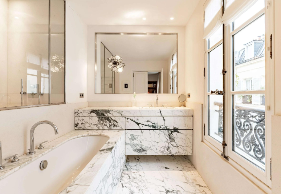 Marbre de Carrare dans une salle de bains parisienne