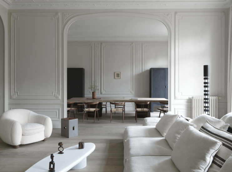 appartement parisien modernisé avec conservation des moulures dans la pièce de vie