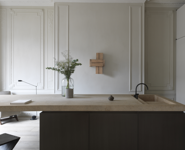 appartement parisien modernisé avec conservation des moulures dans la cuisine