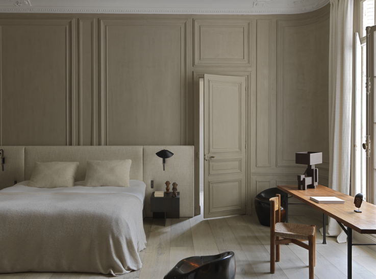 appartement parisien modernisé avec conservation des moulures dans la chambre à coucher