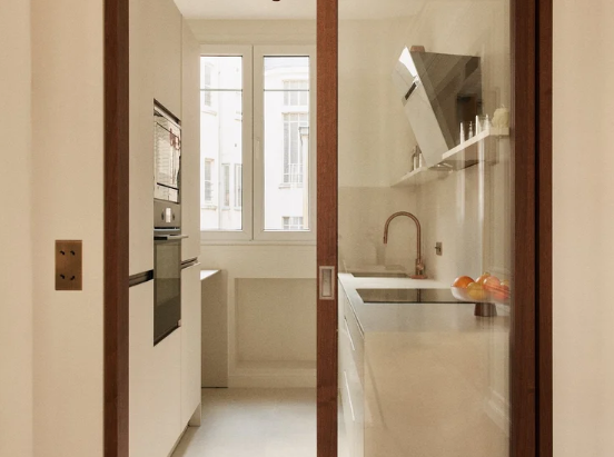 appartement parisien modernisé avec des matériaux nobles bois et pierre claire