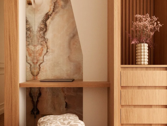 appartement parisien rénové avec des matériaux haut de gamme marbre et bois dans l'espace bureau