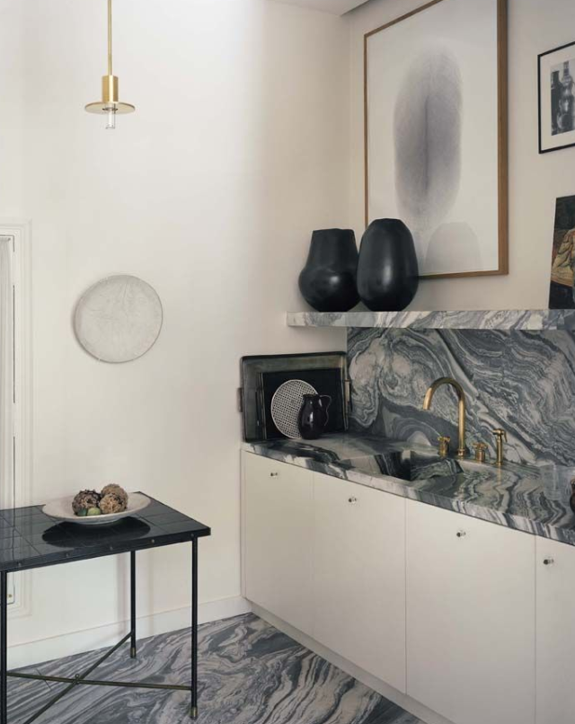 appartement parisien rénové avec marbre et laiton dans la cuisine