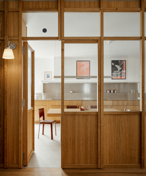 appartement parisien modernisé avec une cuisine bois et inox