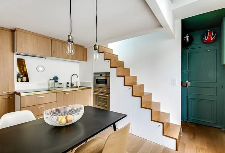rénovation d'un 30m² avec optimisation des rangements dans l'escalier