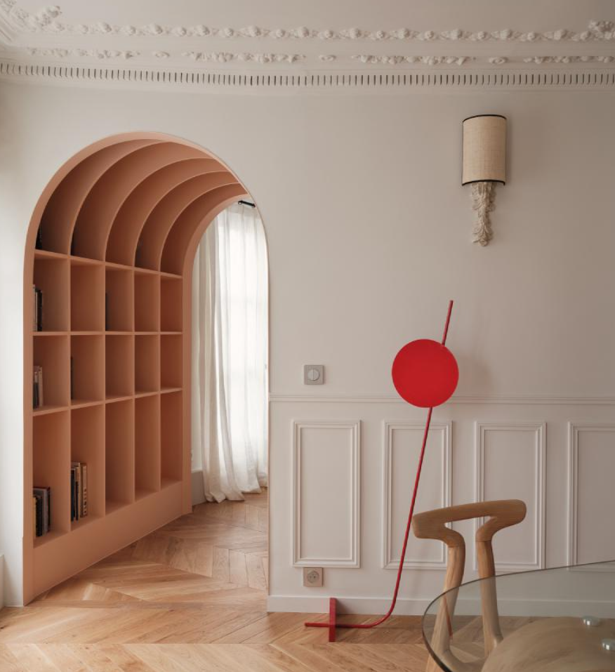 appartement haussmannien rénové en conservant les moulures mais en modernisant l'intérieur cavec la création d'une alcôve bibliothèque séparative