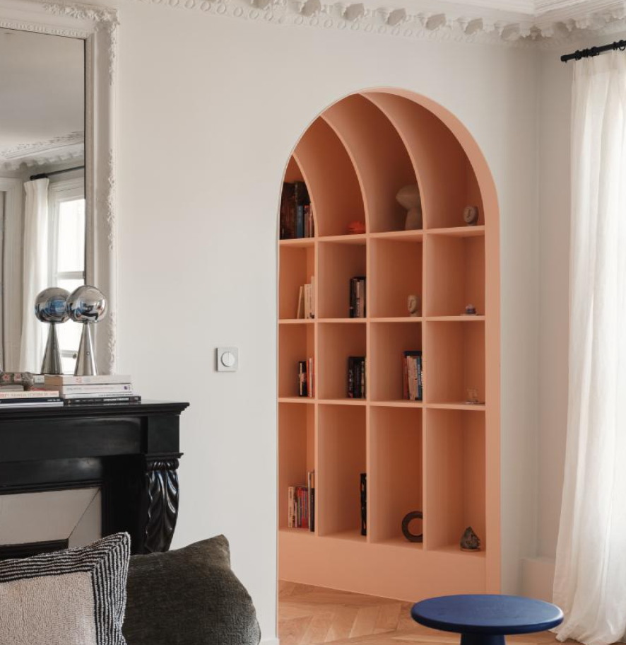 appartement haussmannien rénové en conservant les moulures mais en modernisant l'intérieur côté salon