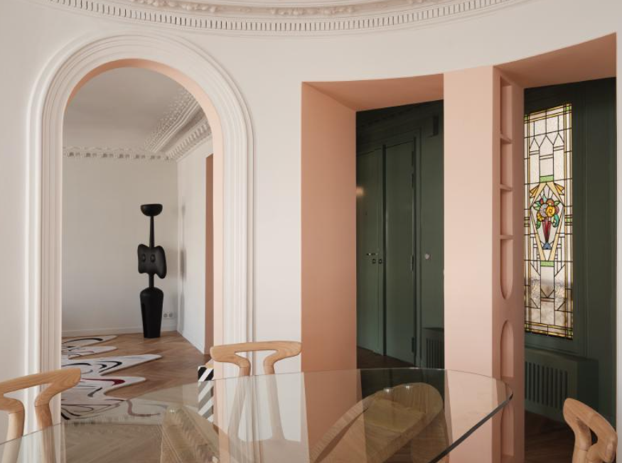 appartement haussmannien rénové en conservant les moulures mais en modernisant l'intérieur côté salle à manger