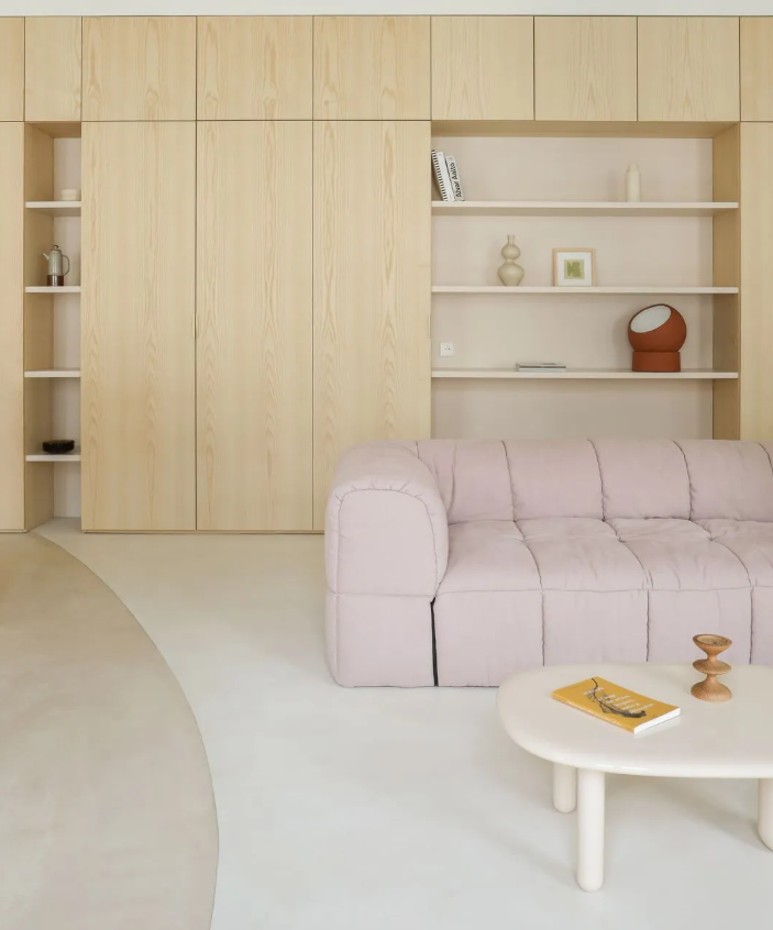 Rangements intégrés dans salon d'un appartement parisien par le cabinet heju