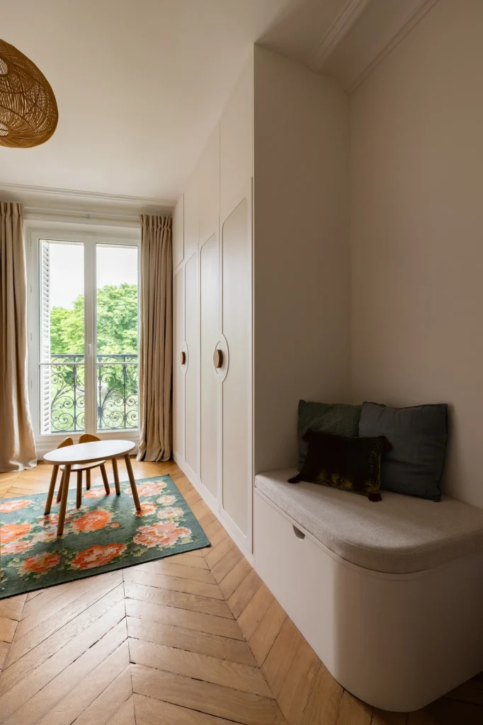 Rangements sur mesure intégrés dans un appartement haussmannien avec moulures et parquet ancien