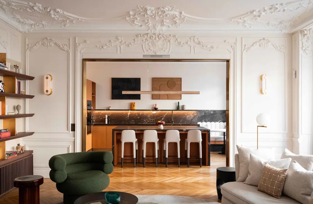 Cuisine modernisée en conservant le cachet de l'haussmannien, moulures et parquet chevrons