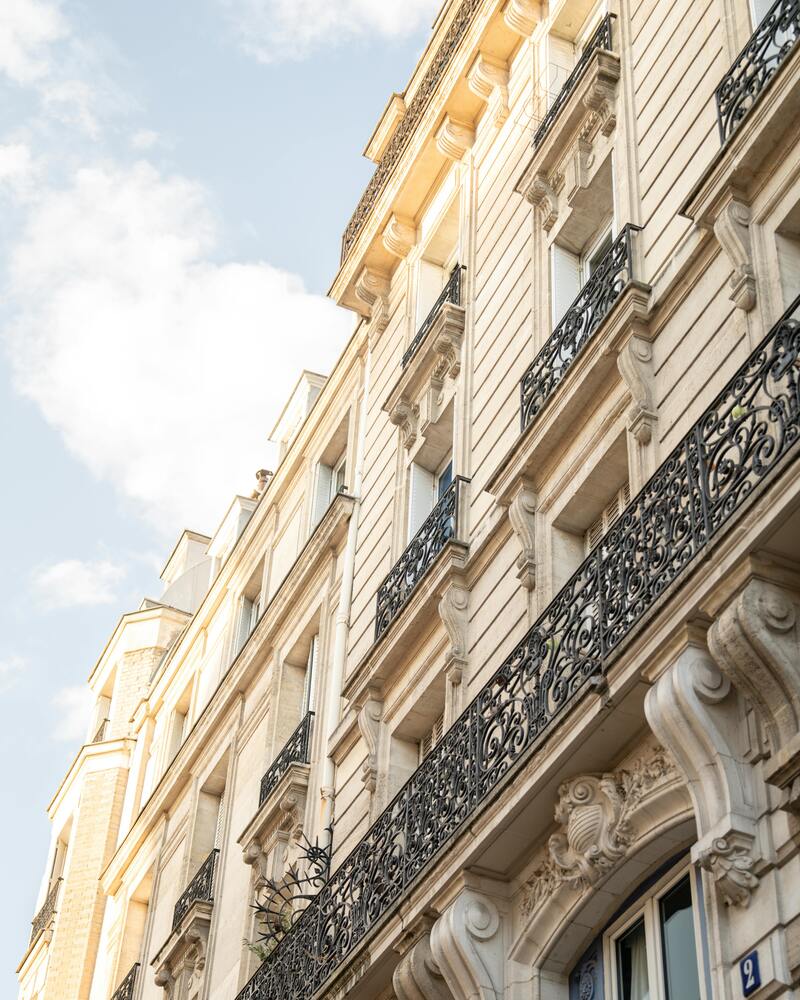 façade d'immeuble parisien type haussmannien