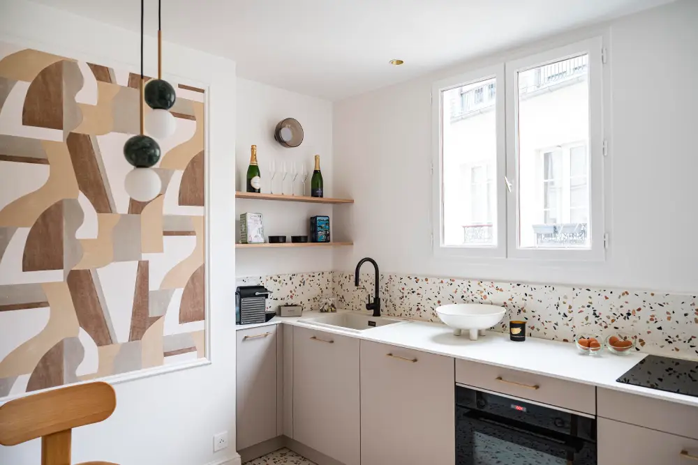 rénovation cuisine dans un appartement haussmannien avec vision moderne alliant motifs géométriques et terrazzo