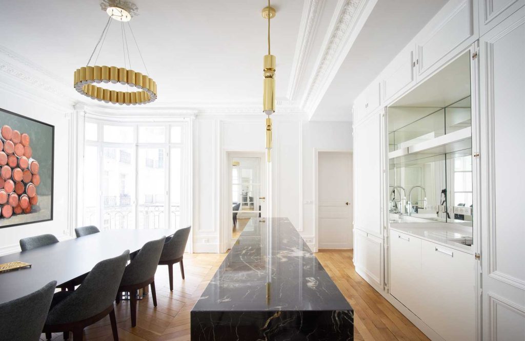 Appartement haussmannien réaménagé avec pièces de réception, moulures et lumière naturelle