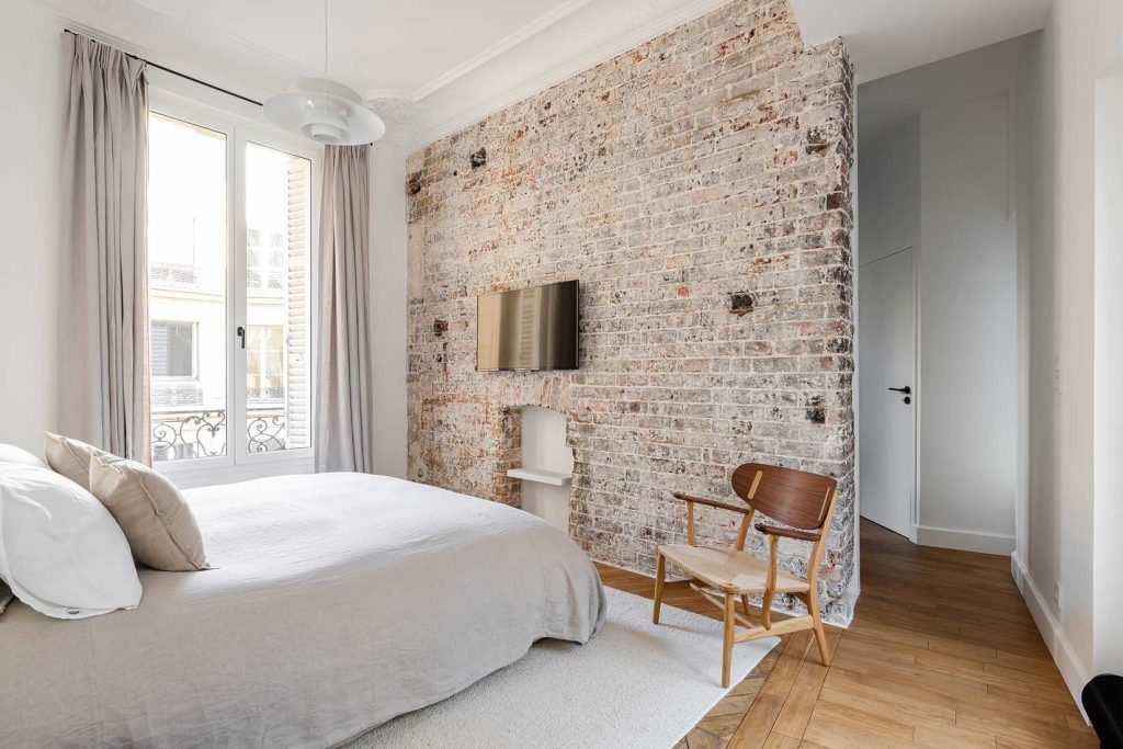Suite parentale dans un appartement haussmannien rénové avec ambiance feutrée et rangements intégrés