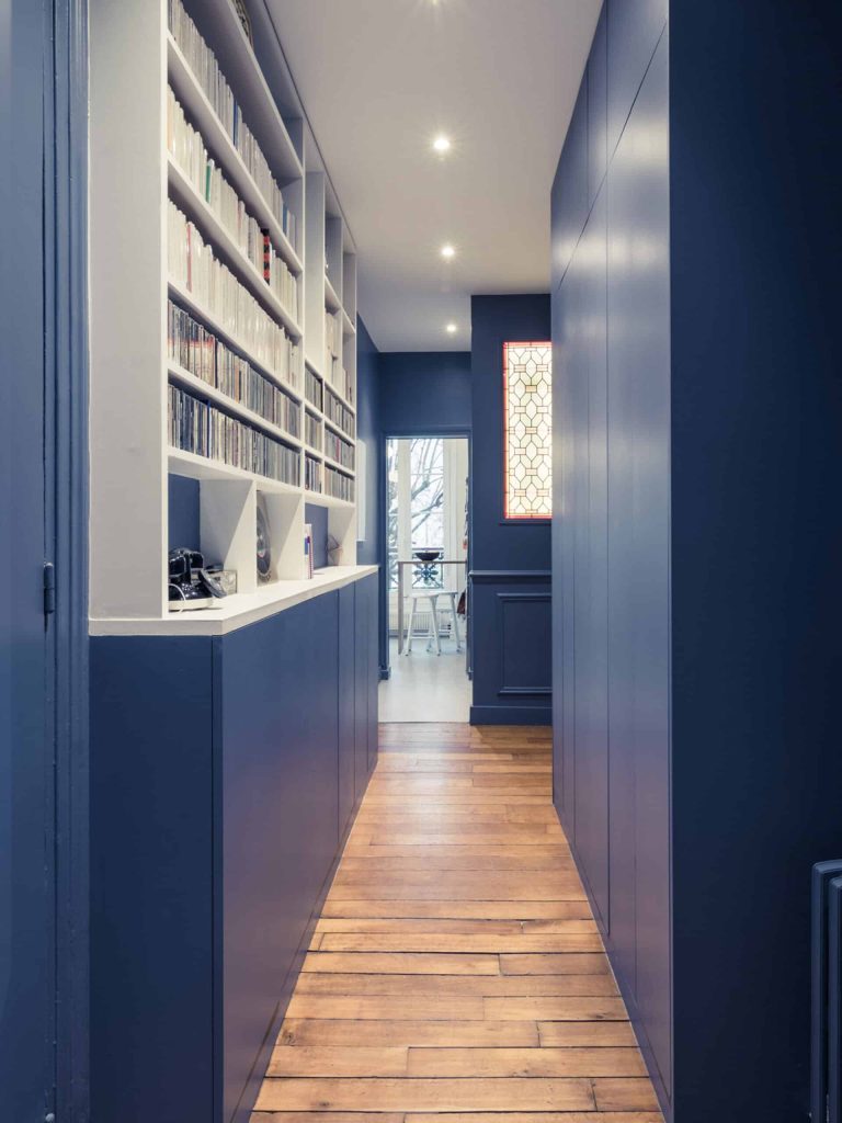 couloir haussmannien après rénovation, création d'une bibliothèque et d'un meuble intégré dans les tons bleus